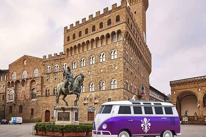 a bus parked in front of a building